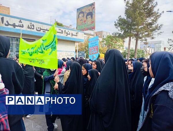 آبان بیداری؛ گام های استوار نسل جوان در مسیر عزت و استقلال