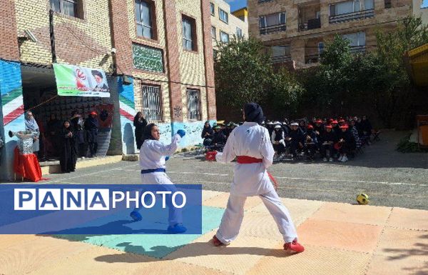 مراسم نمادین هفته تربیت‌بدنی و ورزش در دبیرستان هفده شهریور شهرستان فیروزکوه