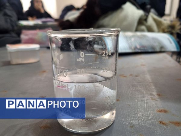 اجرای آزمایش‌های جذاب توسط دانش‌آموزان پایه های هفتم مدرسه انیس خوش قدم 