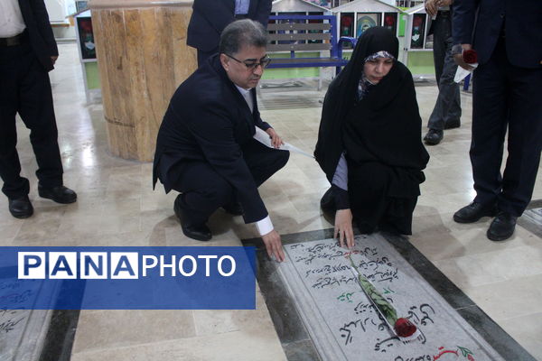 تجدید میثاق مدیرکل امور شاهد و ایثارگران وزارت آموزش و پرورش از شهدا در بوشهر