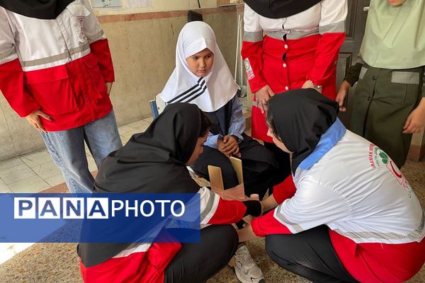 مانور تخلیه اضطراری و آمادگی برای لحظات بحرانی در مدرسه معراج بهارستان‌دو