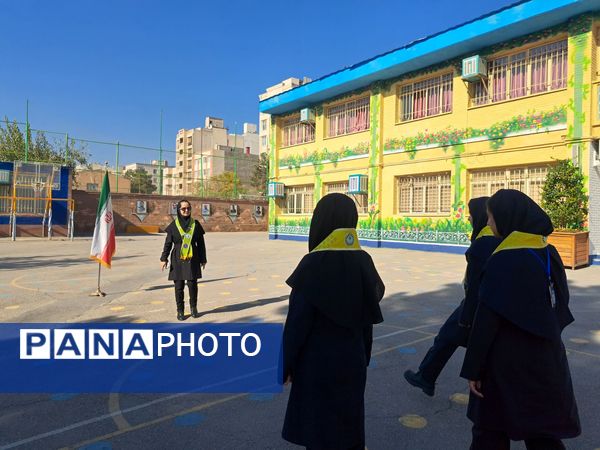 آموزش دوره پیشتازان در دبیرستان دخترانه علی افشار‌نژاد