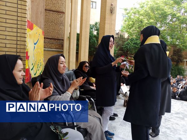تجلیل از معلم و دختر ایرانی در بهار کرامت 