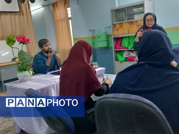 جلسه شورای دبیران در دبیرستان دخترانه فضه 