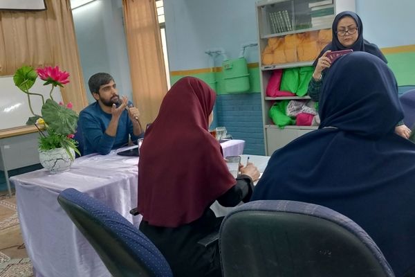 جلسه شورای دبیران در دبیرستان دخترانه فضه 