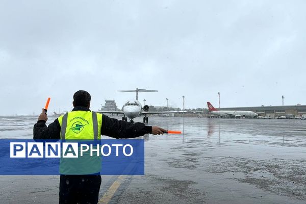 ۱۳ ساعت بعد از بارش برف در فرودگاه شهید هاشمی نژاد مشهد