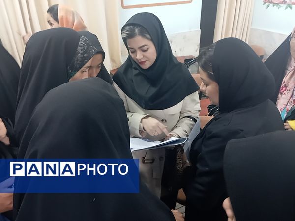 تحویل کارنامه در دبیرستان نمونه اندیشه