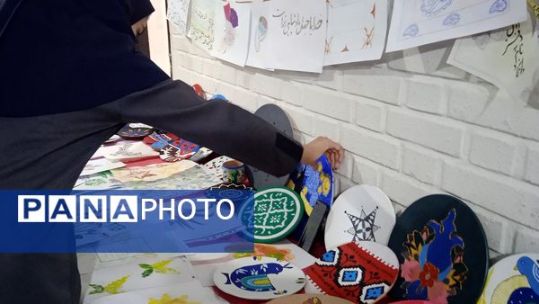 برگزاری نمایشگاه آثار هنری به مناسبت هفته معلم در دبیرستان صدیقه ۲