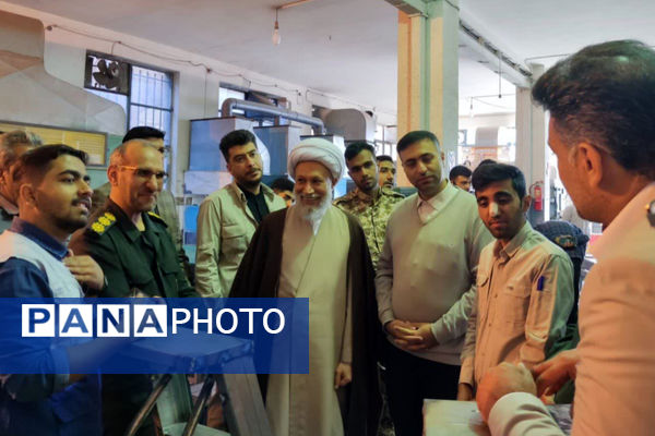 بازدید نماینده ولی فقیه استان فارس از هنرستان طالقانی در آستانه هفته بسیج