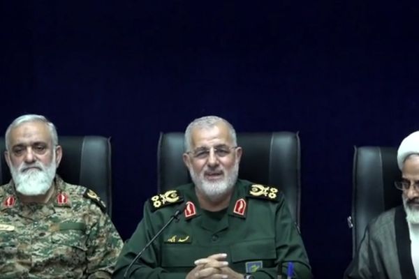 سرلشکر پاکپور: همه رزمندگان ما دستشان روی ماشه است + فیلم