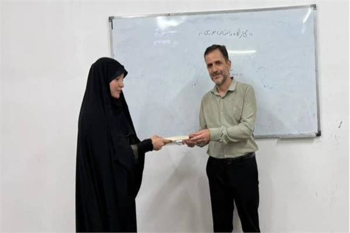 تجلیل ادره کل فرهنگ و ارشاد شهر محلات از یاسمین جامه دار هنرمند و دانشآموزخبرنگار پانا شهر نیم ور