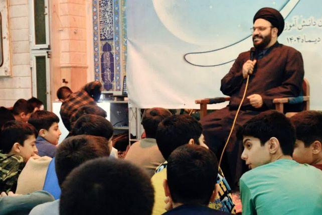 حضور دانش‌آموزان معتکف ناحیه دو شهرری در جلسات بصیرتی