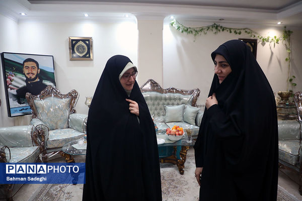 دیدار معاون پرورشی و فرهنگی وزارت آموزش و پرورش با خانواده شهید آرمان علی‌وردی