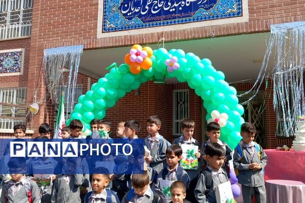 برگزاری جشن شکوفه ها در دبستان حاج تقی احدیان ناحیه ۶ مشهد