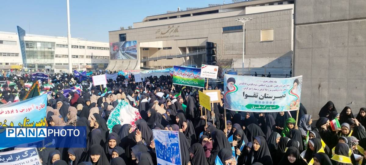 راهپیمایی سیزدهم آبان ماه با حضور دختران دبیرستان شاهد وارثان نور 