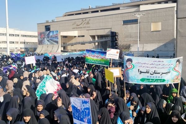 راهپیمایی سیزدهم آبان ماه با حضور دختران دبیرستان شاهد وارثان نور 