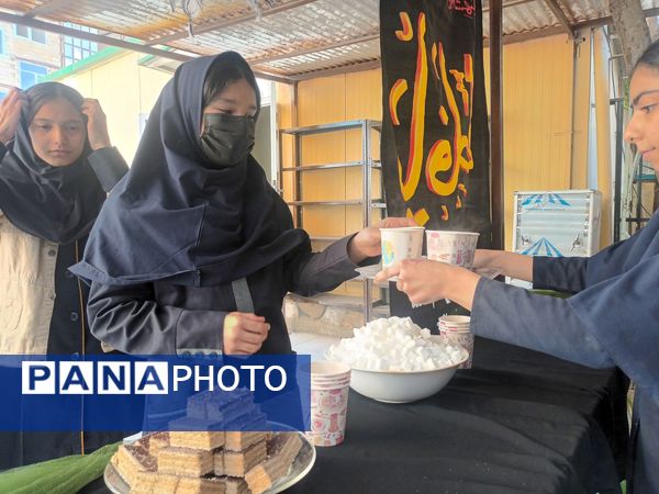 عطر فاطمی در فضای آموزش دبیرستان میرزا جعفر سروقد با برپایی ایستگاه صلواتی 