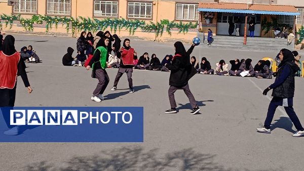 مسابقه هندبال به‌مناسبت دهه فجر در دبیرستان صدیقه 2 