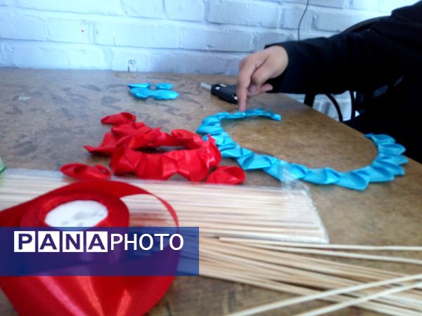 آموزش ساخت گل روبانی در دبیرستان دخترانه فاطمیه