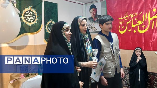 تقدیر دانش‌آموزان فعال فرهنگی‌هنری از مادرانشان با همکاری مربی در محمدشهر کرج