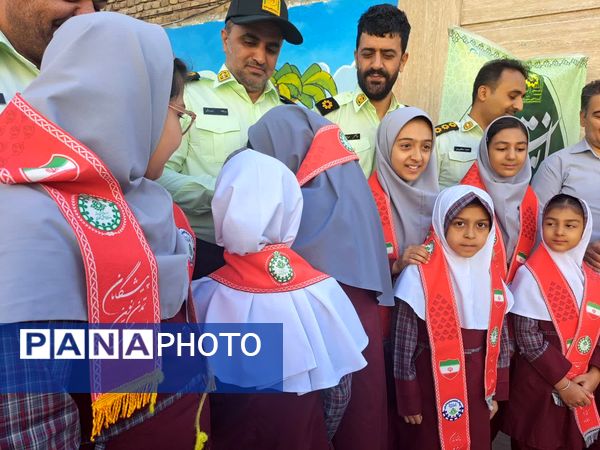 تجلیل از پدران ارتشی در دبستان دخترانه الزهرا به‌مناسبت هفته نیروی انتظامی