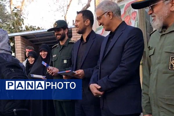 نواختن زنگ هفته بسیج در دبیرستان عرفان