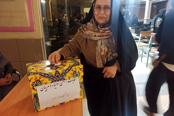 نخستین جلسه انجمن اولیا و مربیان دبیرستان دخترانه ۱۳ آبان در هفته سلامت و روان