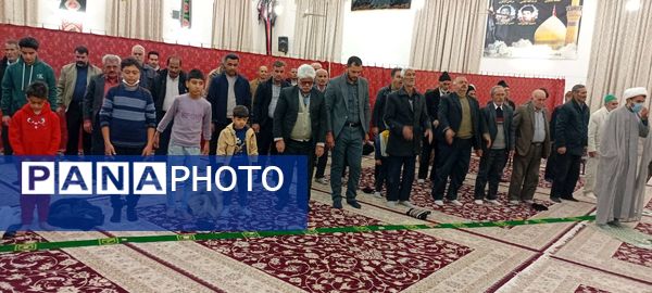 نماز جماعت در شب میلاد حضرت علی(ع) در خلیل آباد