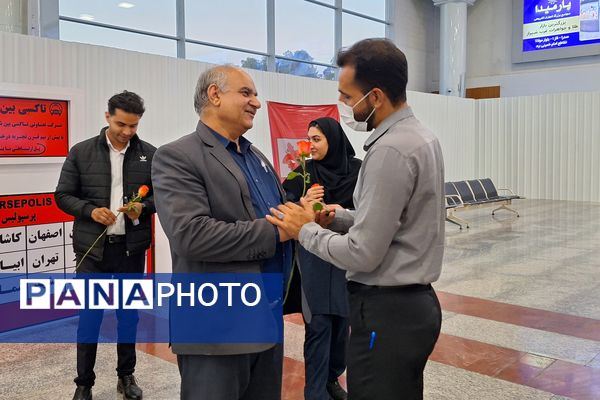 استقبال از زائران حرم امام رئوف در فرودگاه شیراز
