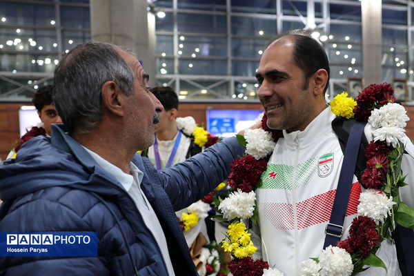 بازگشت طلایی‌پوشان بلندقامت دانش‌آموز ایران با کاپ قهرمانی