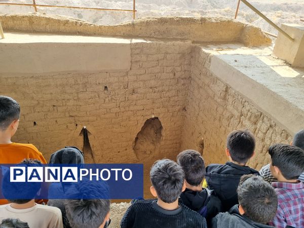 بازدید دانش‌آموزان دبیرستان نمونه دولتی پژوهش آشخانه از محوطه تاریخی ریوی
