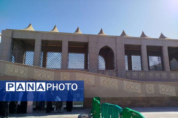 از پشت میز نیمکت تا زیر آسمان مدینه