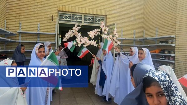 آغاز سال تحصیلی با طنین گلبانگ توحید در دبستان دخترانه ام‌البنین یزد