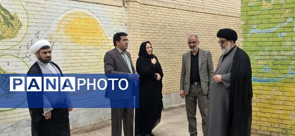 بازدید امام جمعه و مدیر آموزش‌ و پرورش بافق از دبستان هفتم تیر