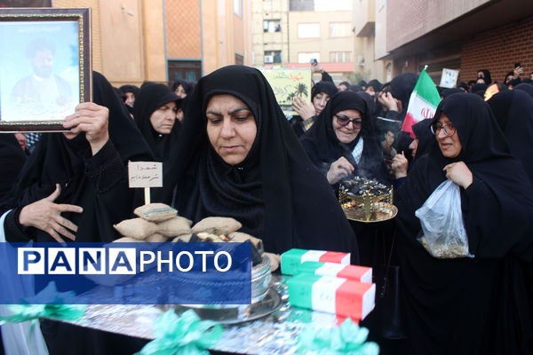 جلوه‌هایی از حضور نوجوانان در مراسم تشییع و خاکسپاری شهدای گمنام