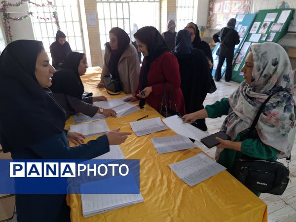 دیدار اولیا و معلمان در جهت بررسی وضعیت تحصیلی دانش‌آموزان 