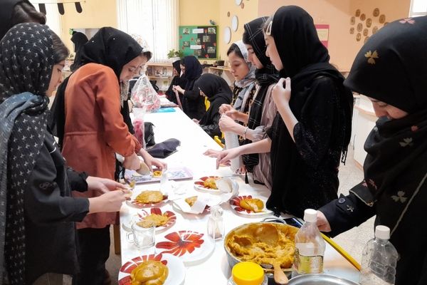 آموزش دوخت مقنعه و پخت و تزیین حلوا در کانون شماره 4 قم
