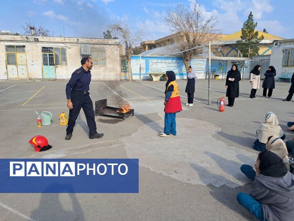 آموزش پیشگیری از مخاطرات چهارشنبه سوری در دبستان سمیه