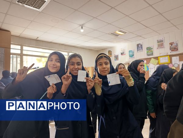 رقابت پرشور دانش آموزان در انتخابات شورای دبیرستان میرزا جعفر سروقد