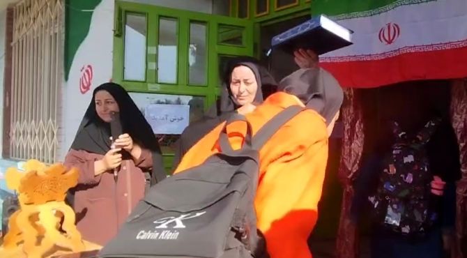 نواختن زنگ مهر در مدرسه پروین اعتصامی شاهین‌دژ