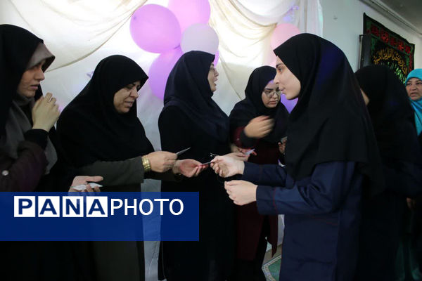 تقدیر از دانش آموزان برتر دبیرستان دخترانه سیداحمد فاتحی یک قم 