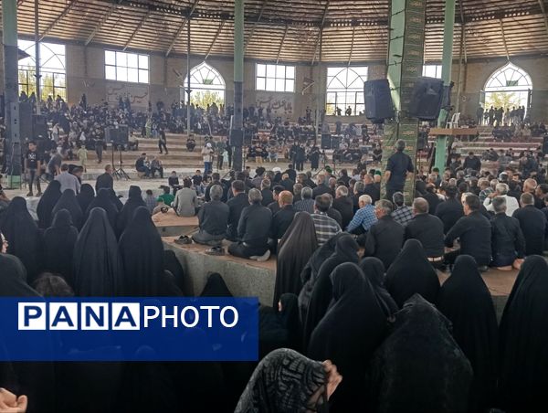 نماز جماعت در حسینه روستا اردمه در ظهر اربعین