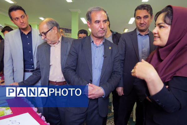 افتتاح نمایشگاه کتاب به‌مناسبت هفته کتاب و کتاب‌خوانی 