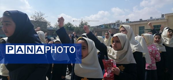 شادی دانش‌آموزان دبستان شهید خلیل طهماسبی مشهد در تحقق وعده صادق
