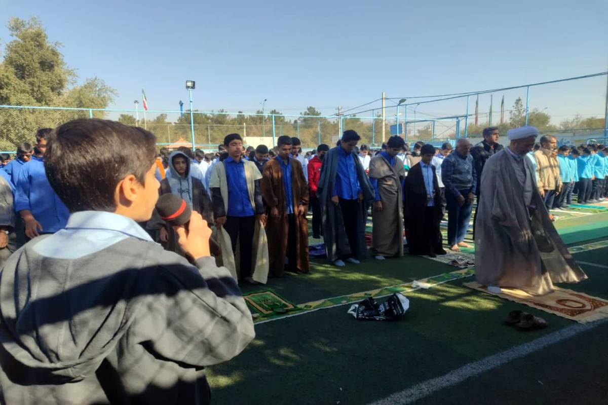 تدبیری برای سلامت؛ نماز جماعت امروز در هوای آزاد مدرسه افشار برگزار شد