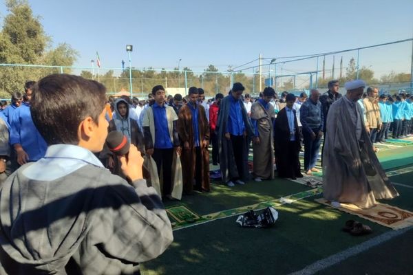 نظم در صفوف نماز و رعایت فاصله، نشانه‌ احترام به جمع است