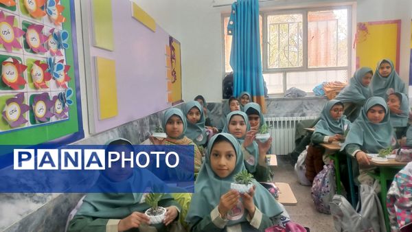 مراسم روز دانش آموز در دبستان دخترانه شاهد تحقیقی ناحیه ۶