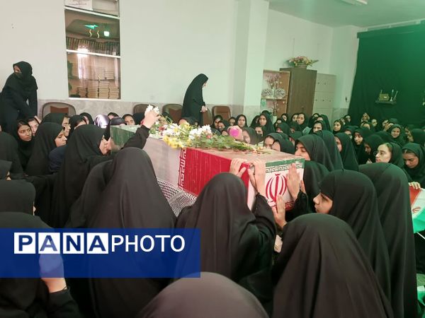 حضور شهید گمنام در دبیرستان دخترانه حضرت زینب(س) شهرستان بهاباد