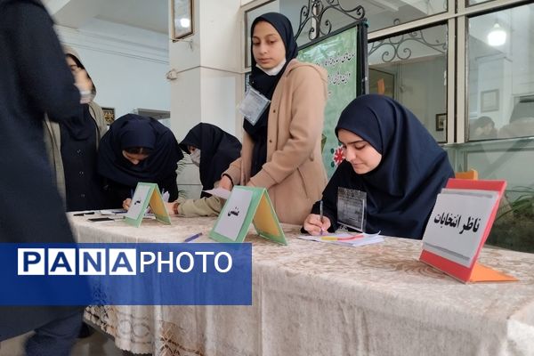 جلوه‌هایی از انتخابات شورای دانش‌آموزی در دبیرستان فرزانگان قم