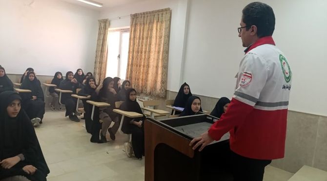 بازدید آموزنده دانش‌آموزان پایه هفتم آموزشگاه خلیج فارس شهرستان مروست از جمعیت هلال‌احمر